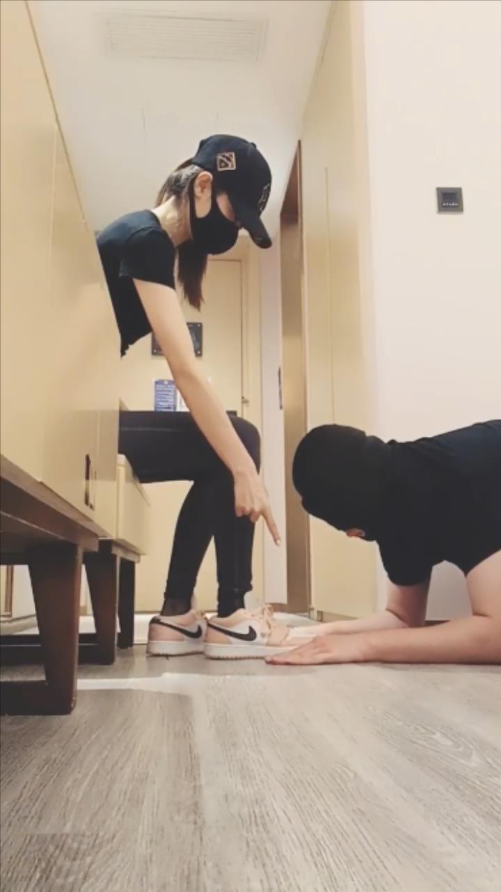 【美娜格格】瑜伽教练AJ白袜+黑丝辱狗